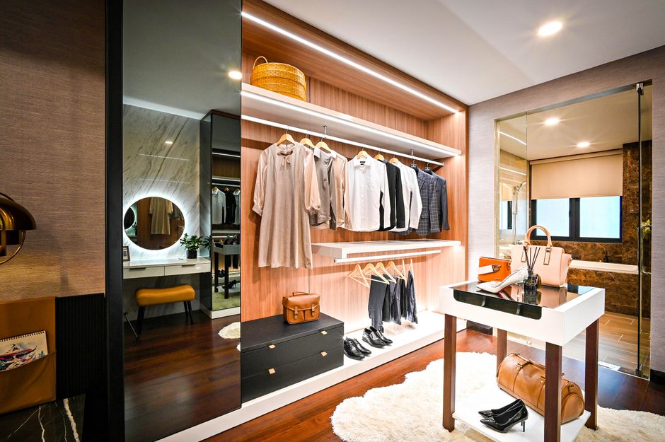 Modern customized walk in closet with elegant shelving